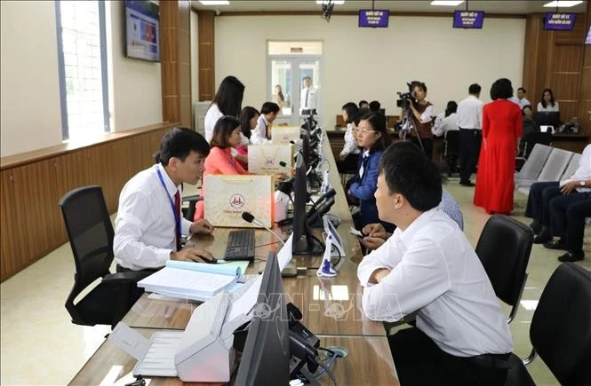 Người dân đến làm thủ tục hành chính tại Trung tâm Phục vụ hành chính công tỉnh Ninh Bình. Ảnh minh họa: Đức Phương/TTXVN