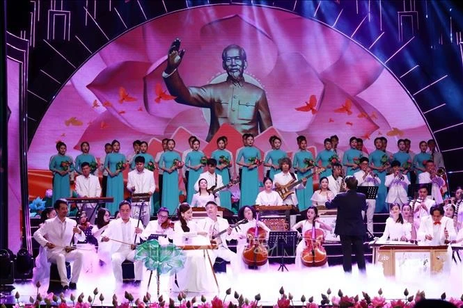 Tiết mục hòa tấu dàn nhạc hát múa "Hồ Chí Minh đẹp nhất tên Người". Ảnh: Nhật Anh/TTXVN
