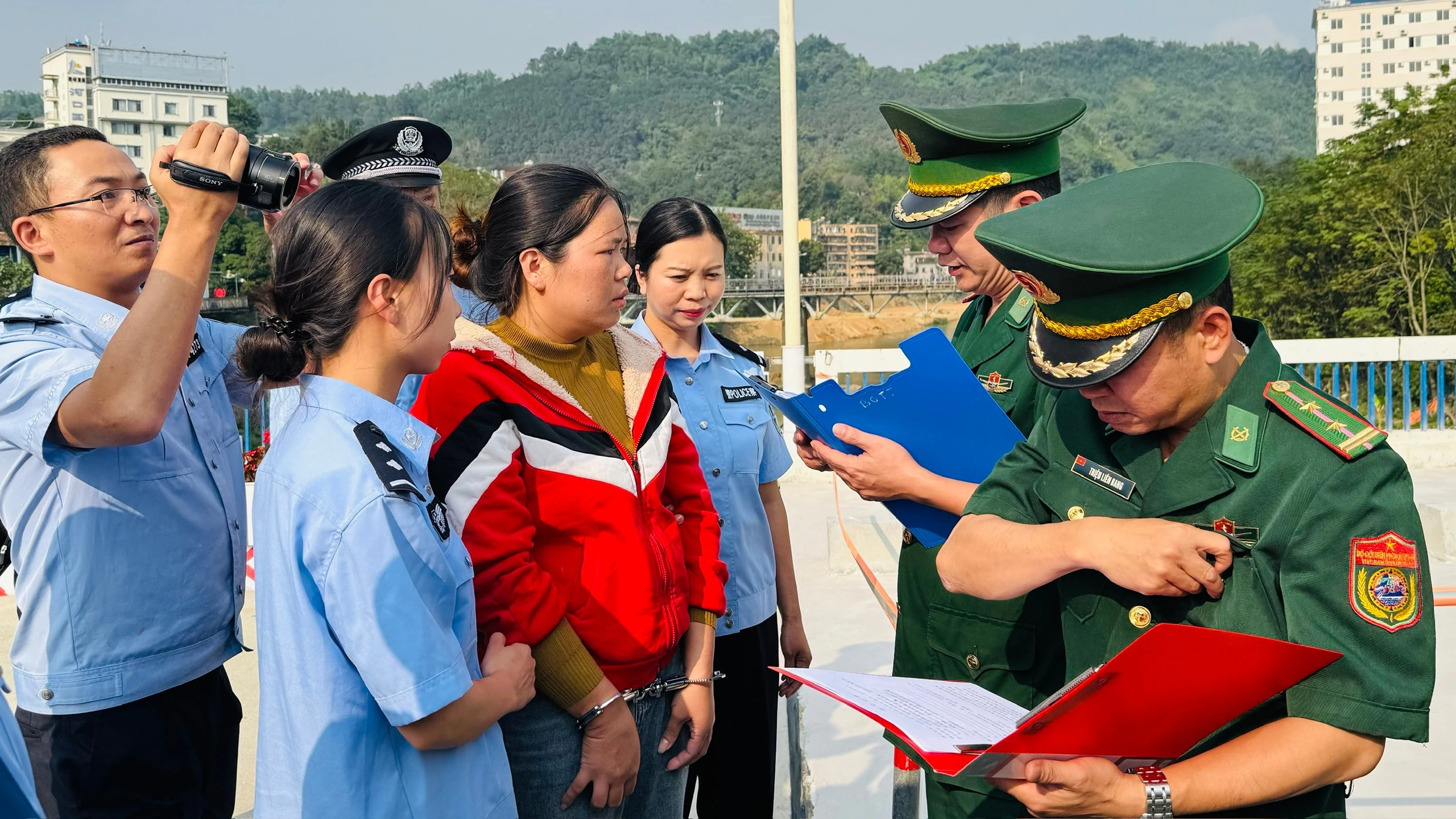 anh-1-luc-luong-chuc-nang-tiep-nhan-doi-tuong-truy-na-do-trung-quoc-trao-tra-1.jpg