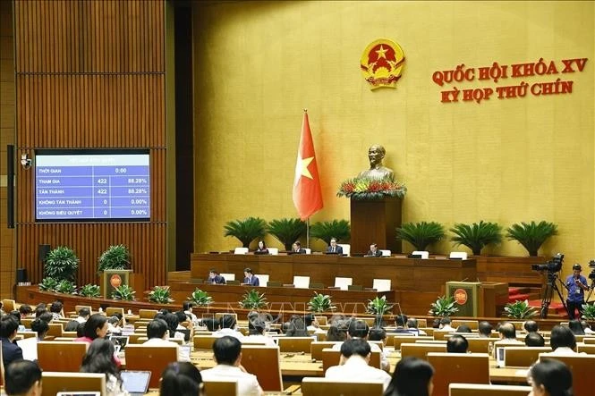 Quốc hội biểu quyết thông qua Nghị quyết của Quốc hội về việc thành lập Hội đồng bầu cử quốc gia, sáng 25/6. Ảnh: Doãn Tấn/TTXVN