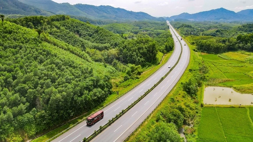 Tuyến cao tốc Nội Bài - Lào Cai được đưa vào khai thác đã phát huy hiệu quả lớn về kinh tế - xã hội.