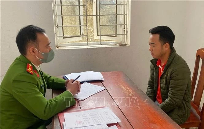 Một đối tượng bị Công an tỉnh Cao Bằng bắt về hành vi mua bán người dưới 16 tuổi. Ảnh tư liệu: TTXVN phát
