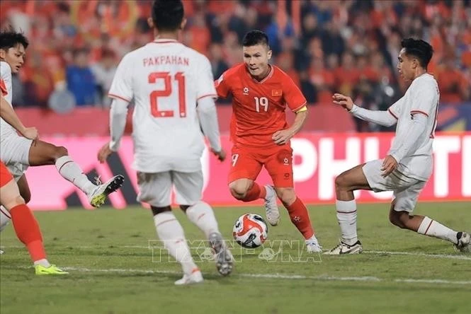 Đội trưởng Quang Hải (số 19) thi đấu xông xáo. Ảnh: Minh Quyết/TTXVN