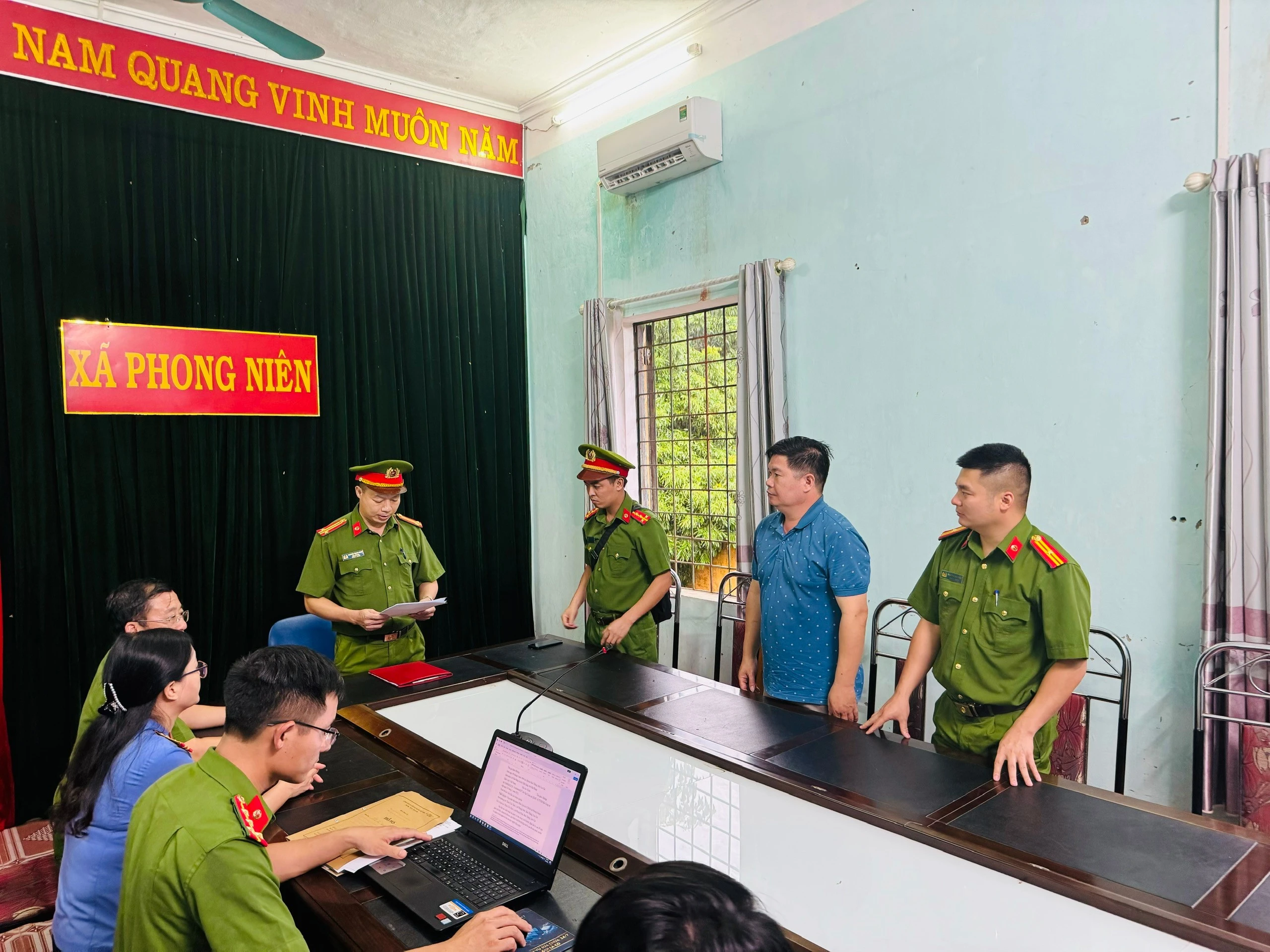 Ảnh 1. Thi hành lệnh bắt và khám xét nơi ở của bị can Phạm Viết Hưng, Phó chủ tịch UBND xã Phong Niên (3).jpg