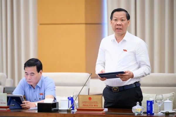 Chủ nhiệm Ủy ban Kinh tế và Tài chính Phan Văn Mãi trình bày báo cáo thẩm tra.