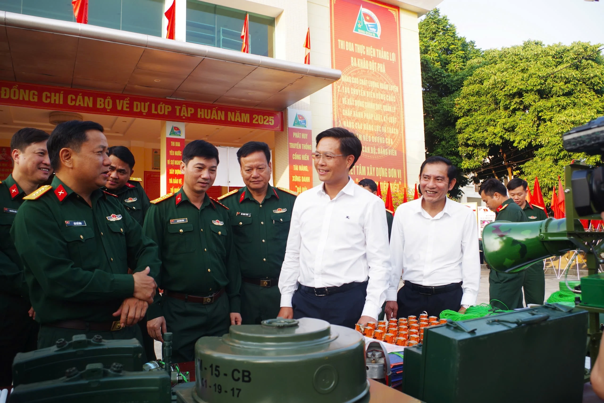 tham-quan-gian-trung-bay-mo-hinh-hoc-cu-huan-luyen.jpg