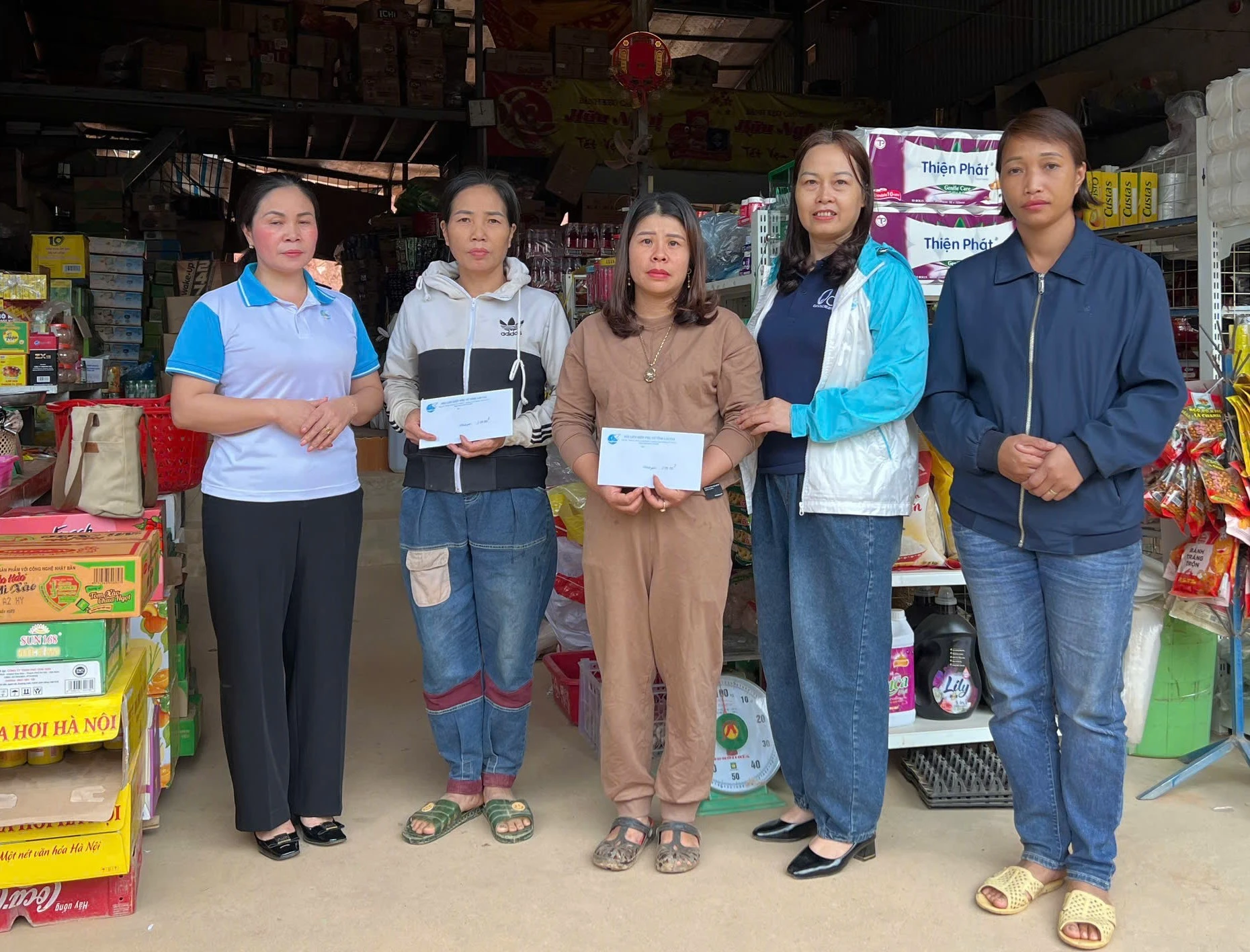 tham-hoi-va-trao-ho-tro-cho-tieu-thuong-bi-anh-huong-boi-bao-so-3-yagi.jpg