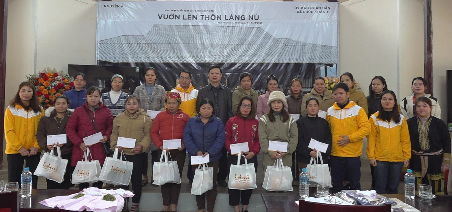 hoi-vien-phu-nuu-lang-nu-nhan-qua-tu-cong-ty-copy.jpg