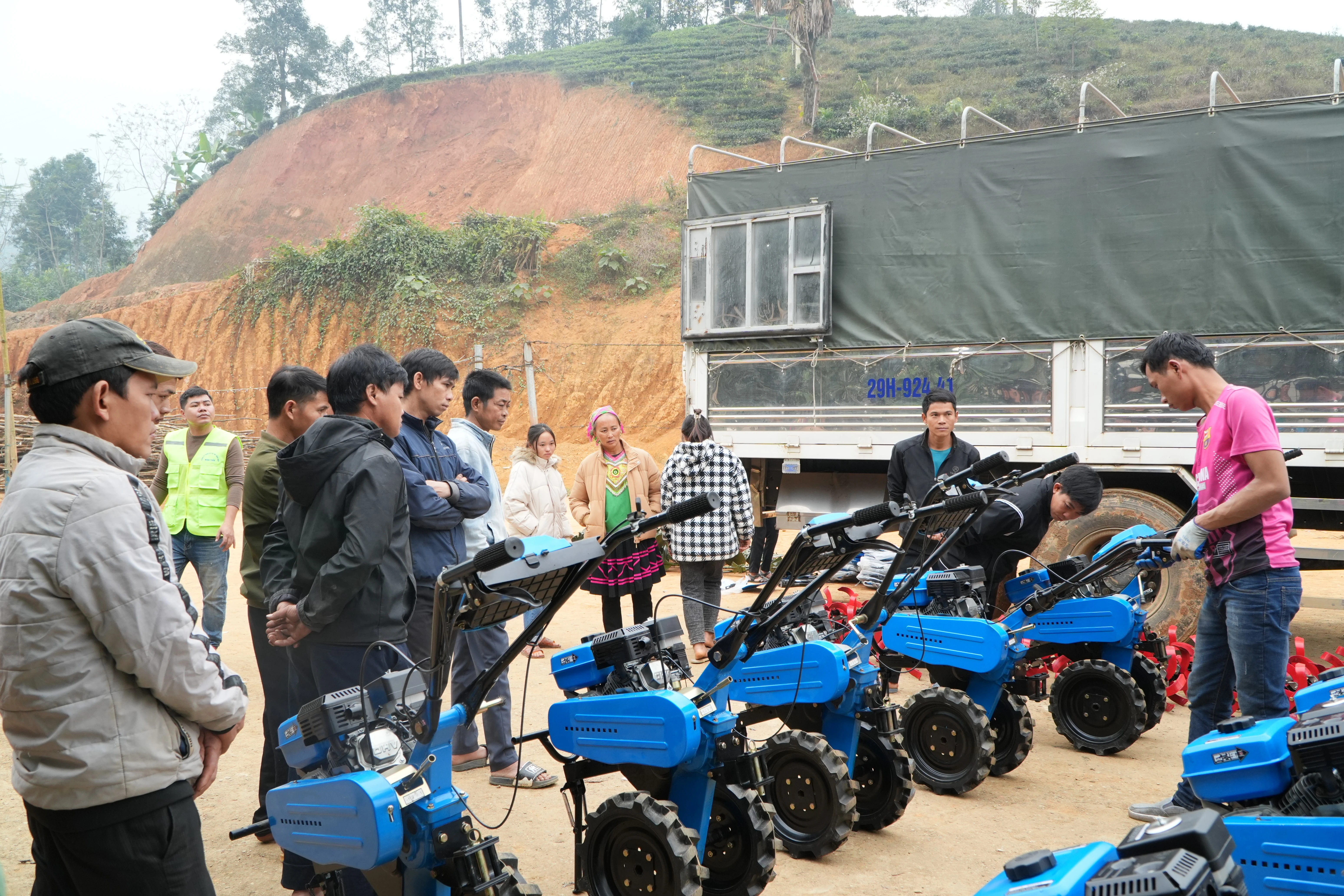 don-vi-cung-cap-may-nong-nghiep-huong-dan-ba-con-cach-van-hanh.jpg