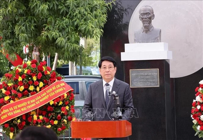Chủ tịch nước Lương Cường phát biểu tại lễ dâng hoa trước Tượng đài Chủ tịch Hồ Chí Minh. Ảnh: Lâm Khánh/TTXVN