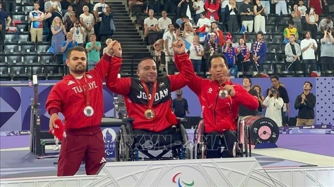 Lực sỹ Lê Văn Công xuất sắc giành HCĐ hạng 49kg môn cử tạ Paralympic 2024. Ảnh: TTXVN