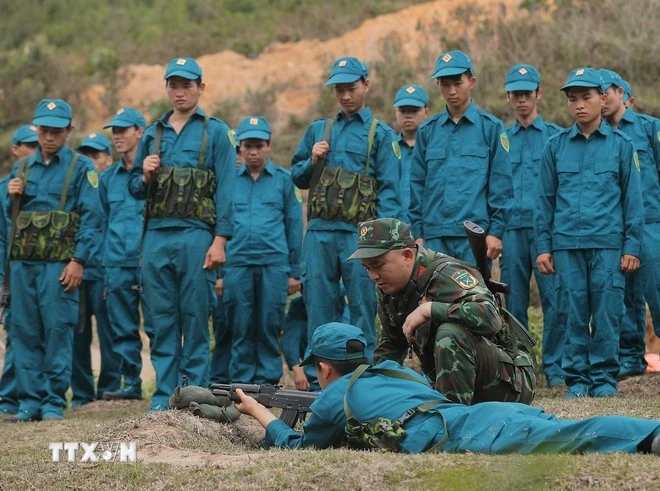 Cán bộ Ban Chỉ huy Quân sự huyện Yên Minh (Hà Giang) huấn luyện cho các dân quân tự vệ năm thứ nhất. (Ảnh: Đức Thọ/TTXVN)
