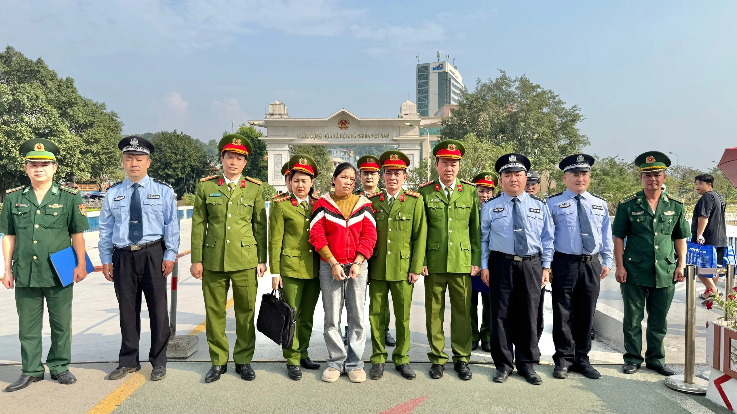 anh-2-cong-an-trung-quoc-ban-giao-doi-tuong-truy-na-cho-cong-an-viet-nam.jpg