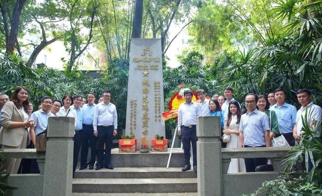 Đoàn công tác của Hội Nhà báo Việt Nam đã tới dâng hoa, dâng hương tưởng niệm Liệt sĩ Phạm Hồng Thái tại Công viên Nghĩa trang Hoàng Hoa Cương, thành phố Quảng Châu.