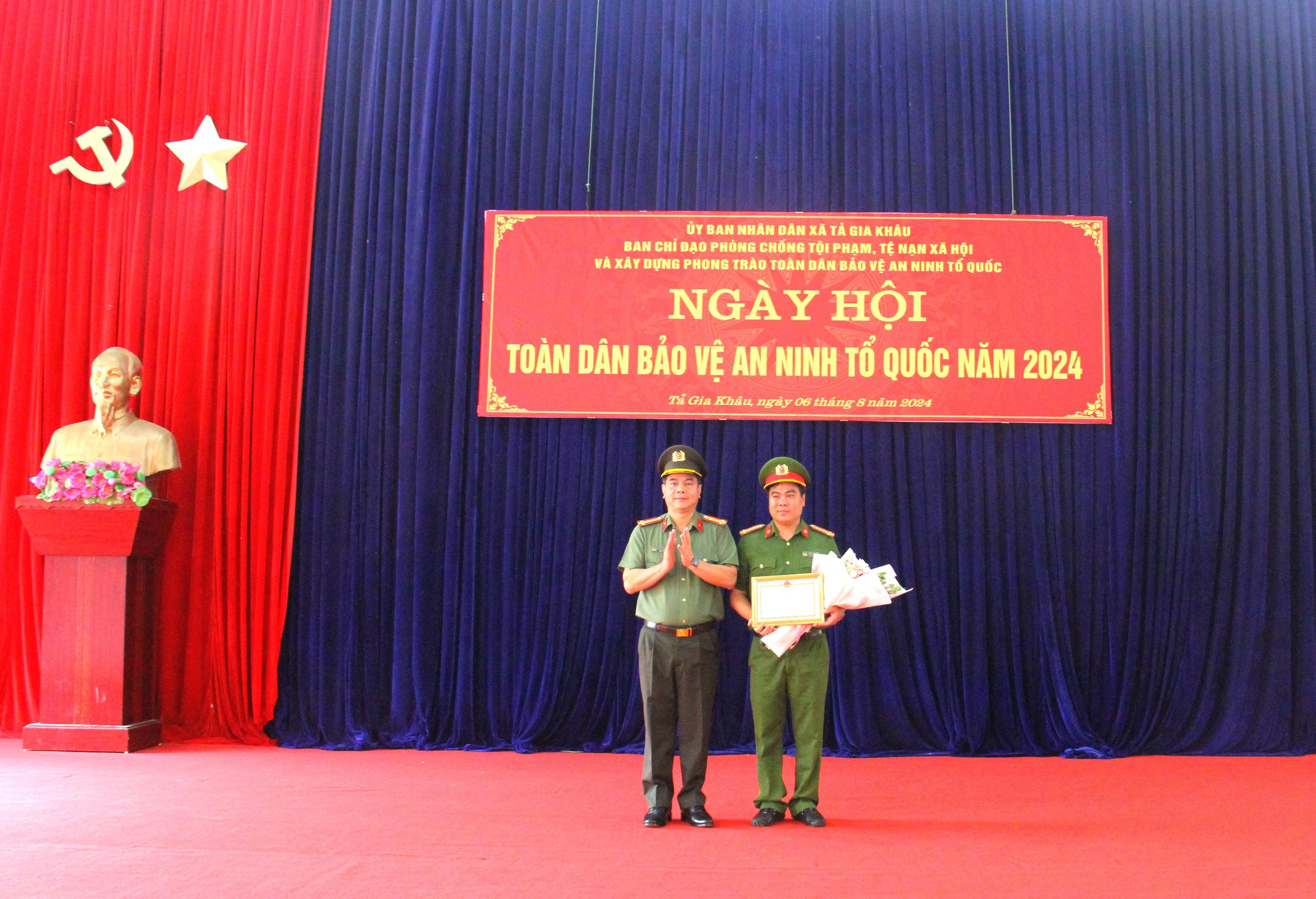 Trao Giấy khen của Giám đốc Công an tỉnh cho tập thể Công an xã Tả Gia Khâu.