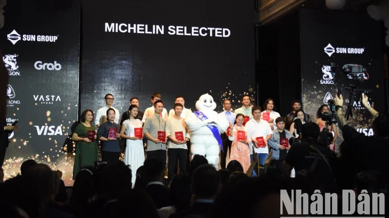 Các nhà hàng, đầu bếp đón nhận giải thưởng từ MICHELIN Guide. (Ảnh: ANH ĐÀO)