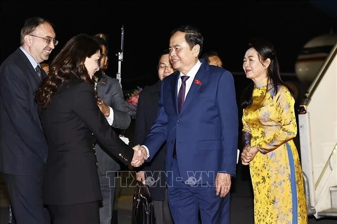 Phó Chủ tịch Quốc hội Armenia Hakob Arshakyan, Đại sứ Việt Nam tại Liên bang Nga kiêm nhiệm Armenia Đặng Minh Khôi, cán bộ, nhân viên Đại sứ quán đón Chủ tịch Quốc hội Trần Thanh Mẫn và Phu nhân tại Sân bay quốc tế Zvartnots, Thủ đô Yerevan. Ảnh: Doãn Tấn/TTXVN