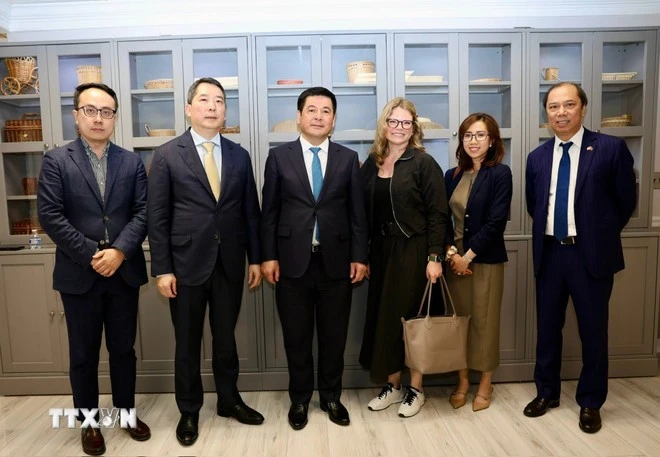 Bộ trưởng Bộ Công Thương Nguyễn Hồng Diên tiếp và làm việc với Tập đoàn Walmart. (Ảnh: TTXVN phát)