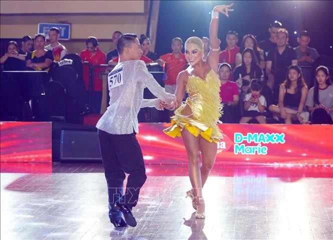 Cặp đôi Jefferson Pimentel – Mary Desiree Seraga (Philippines) biểu diễn vũ điệu Cha Cha Cha.