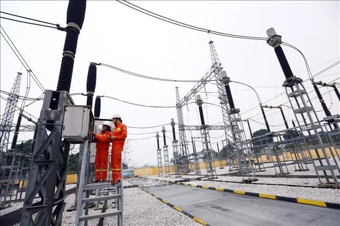 Những ngày nắng nóng, sản lượng tiêu thụ điện đã tăng nhanh gây sức ép cho hệ thống. Ảnh: TTXVN