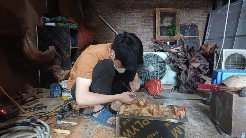 Những người thợ miệt mài sớm tối trong xưởng để hoàn thiện tác phẩm.