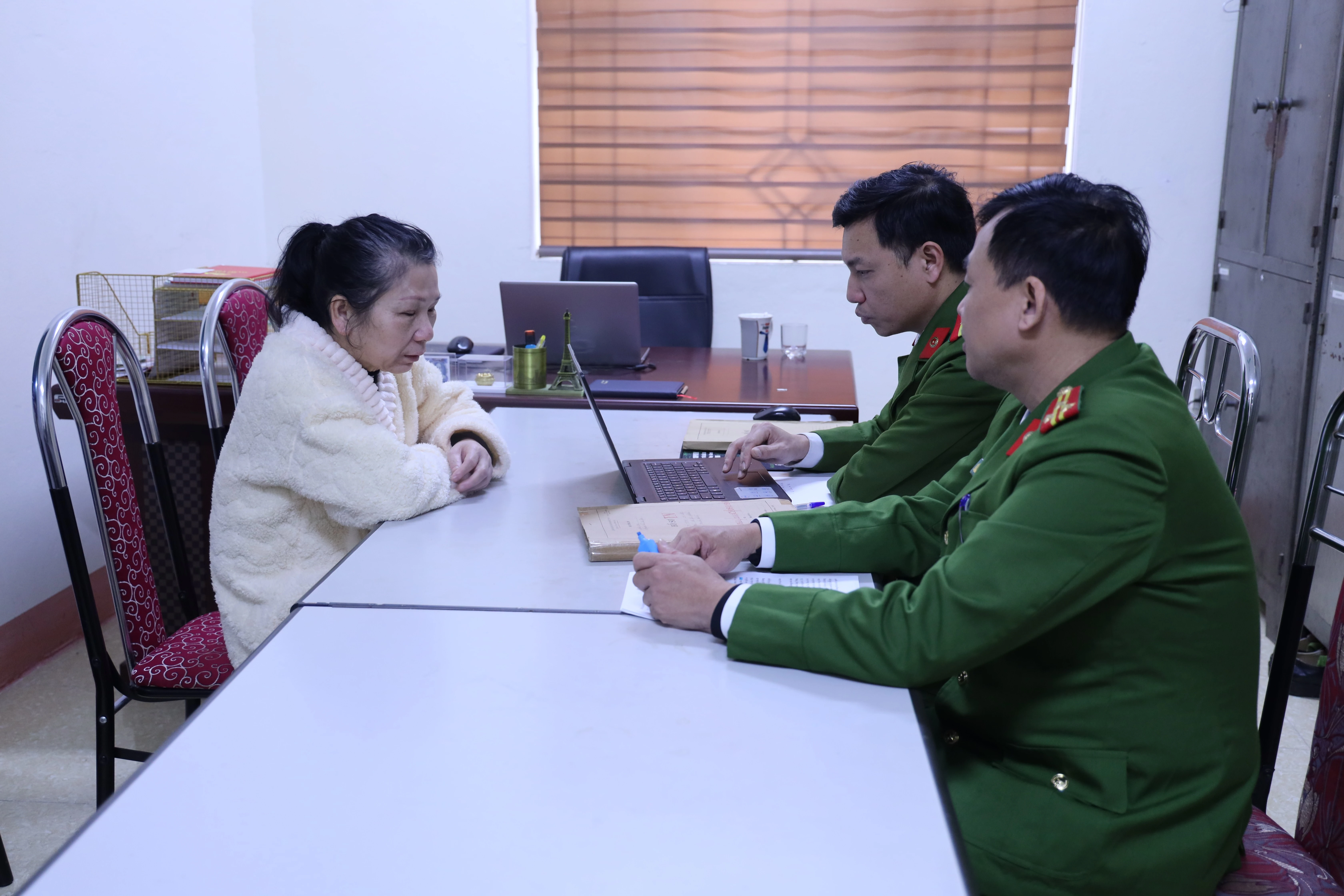 doi-tuong-ha-thi-minh-lam-viec-voi-co-quan-dieu-tra.jpg