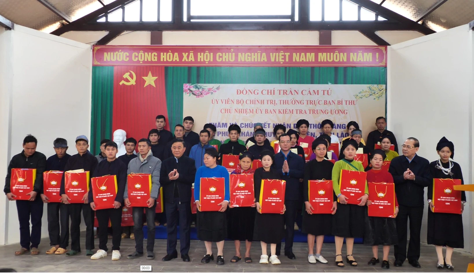 tang-qua-tet-cho-nhan-dan-thon-lang-nu-copy.png