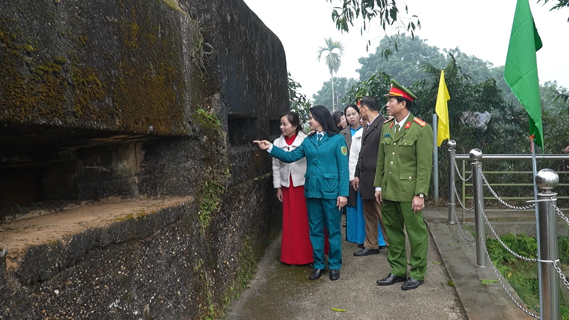 cac-dai-bieu-tham-quan-di-tich.jpg