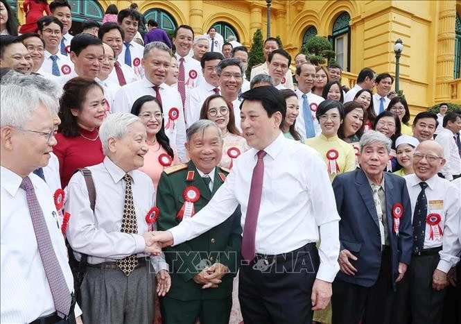 Chủ tịch nước Lương Cường với các nhà báo tiêu biểu toàn quốc.