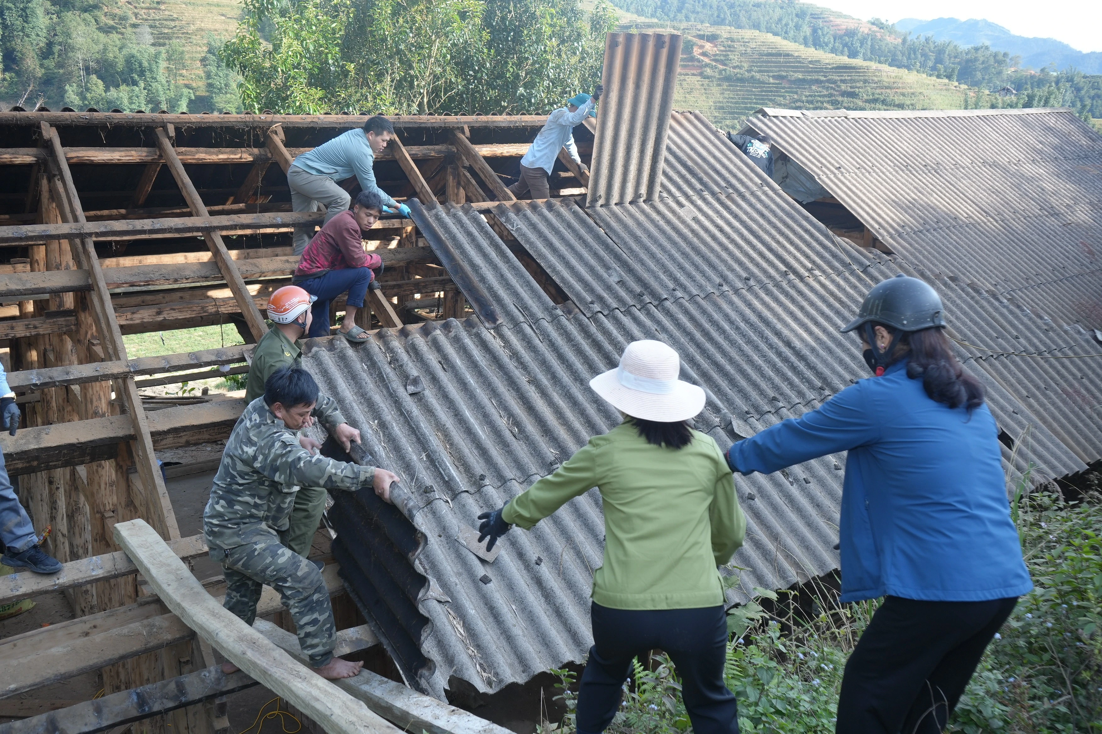 sua-chua-lop-lai-mai-nha-cho-ho-gia-dinh-ong-hang-a-su-to-1-phuong-phan-si-pang-8361-2593.jpg
