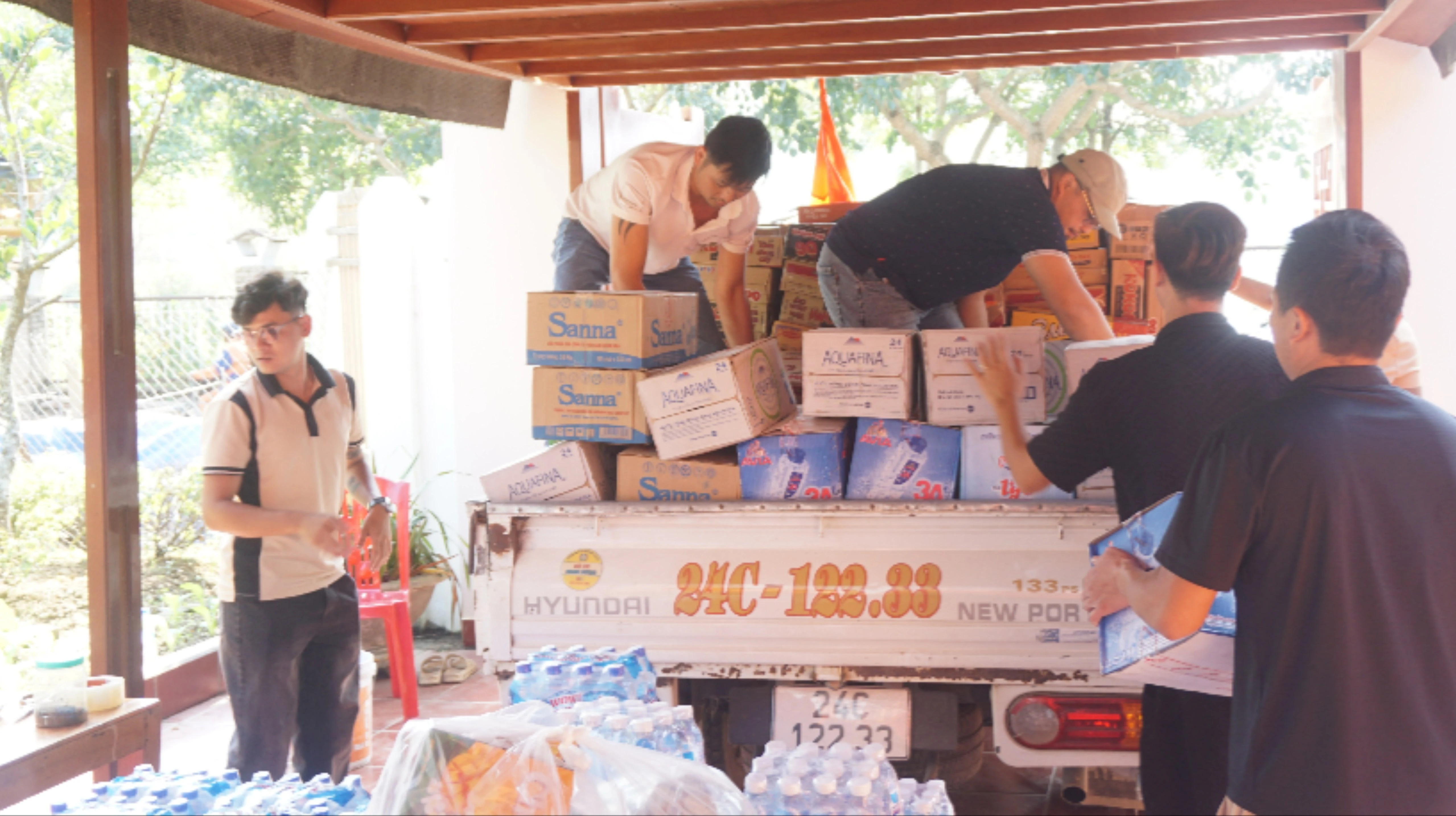 cac-tinh-nguyen-vien-tham-gia-boc-hang-hoa-de-chuan-bi-cho-buoi-tu-thien-9530.jpg