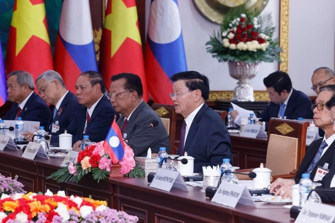 Tổng Bí thư, Chủ tịch nước Thongloun Sisoulith và các đại biểu đoàn cấp cao Lào dự hội đàm. (Ảnh: Lâm Khánh/TTXVN)