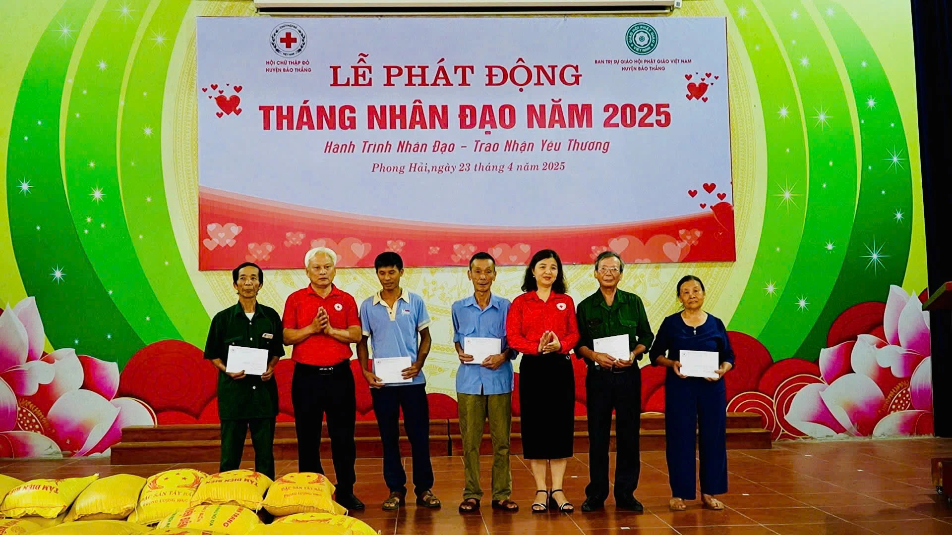 ho-tro-tien-mo-hinh-sinh-ke-cho-5-ho-ngheo.jpg