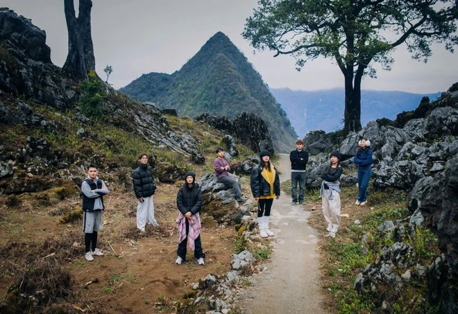 Giới trẻ đam mê trải nghiệm những cung đường ở công viên địa chất Hà Giang.