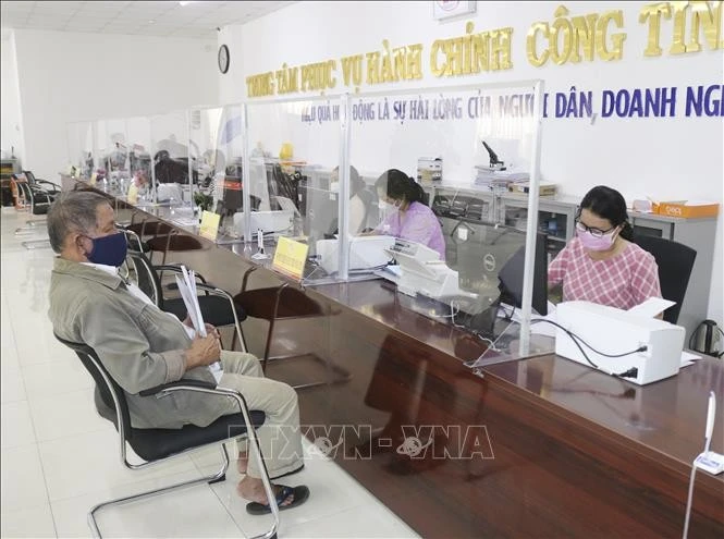 Giải quyết các thủ tục hành chính tại Trung tâm phục vụ hành chính công tỉnh Ninh Thuận. Ảnh minh họa: Nguyễn Thành/TTXVN