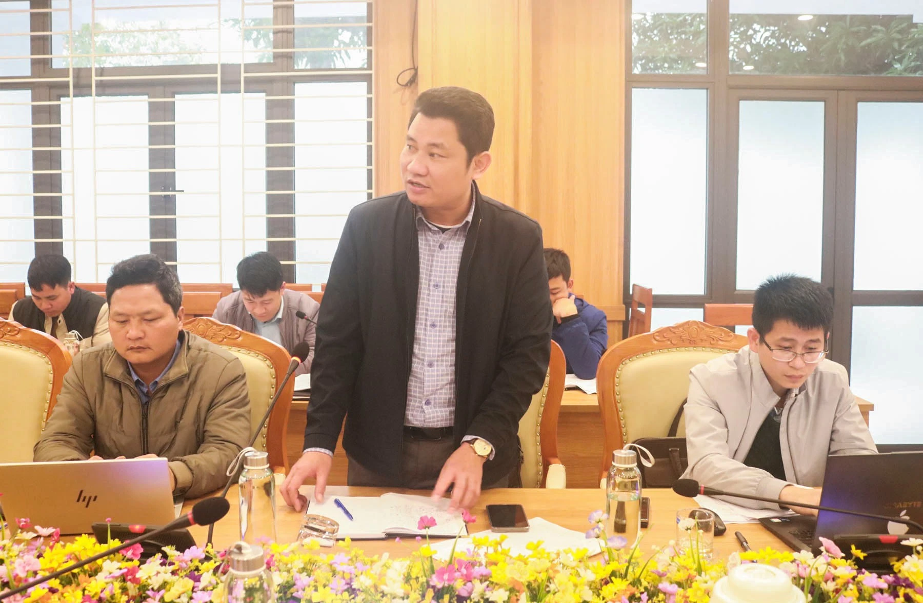 dai-bieu-tham-gia-phat-bieu-thao-luan.jpg