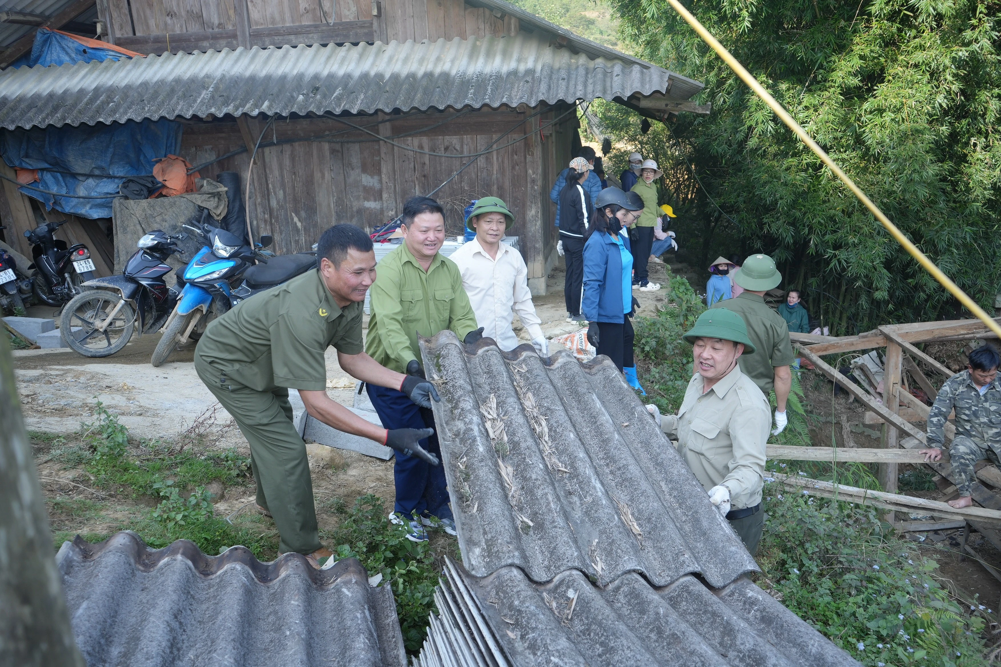 phuong-phan-si-pang-ra-quan-ho-tro-cac-ho-dan-xoa-nha-tam-nha-dot-nat-5354-9951.jpg