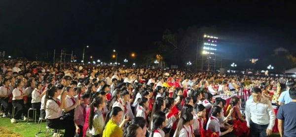 Buổi lễ thu hút đông đảo người dân và du khách .