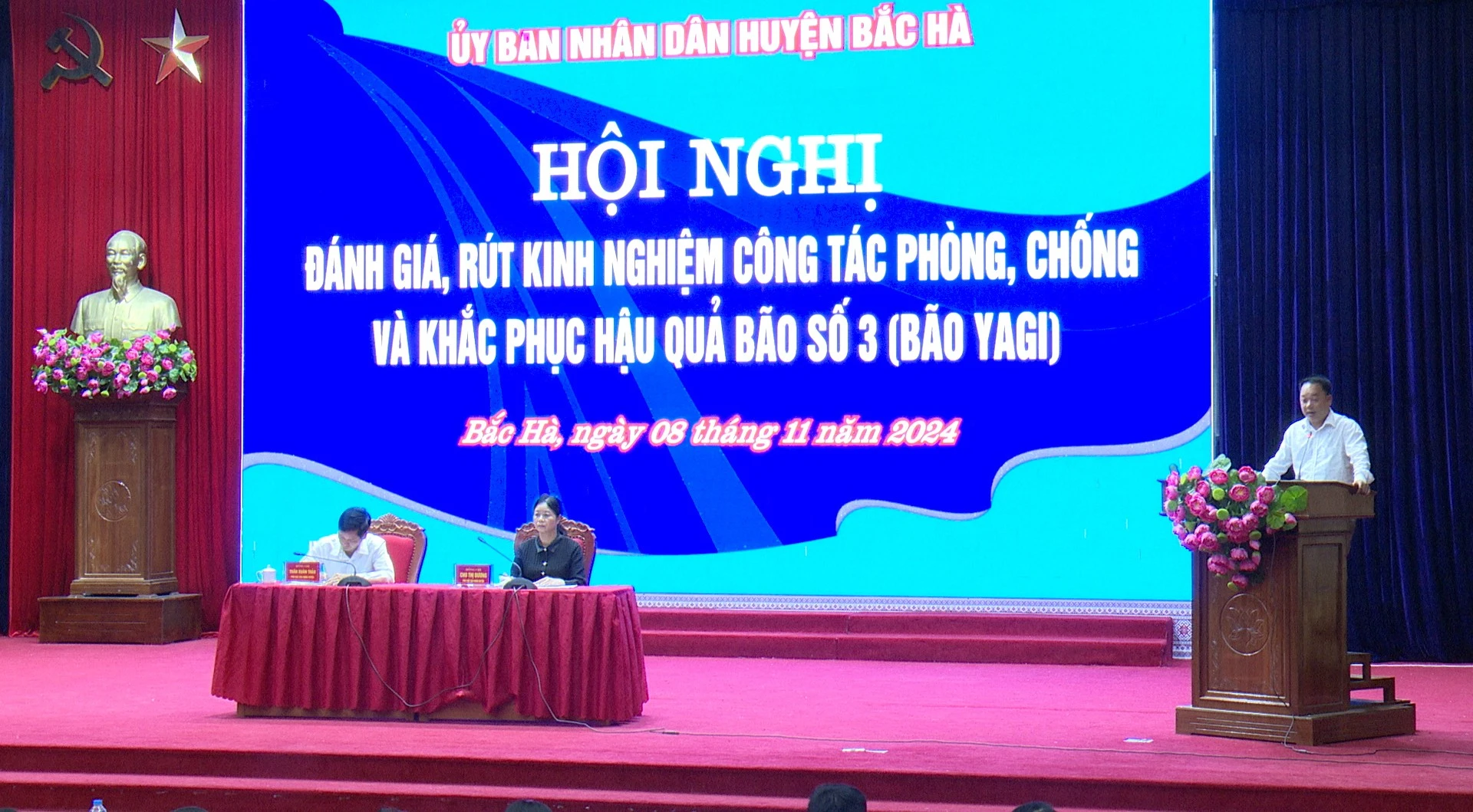 dai-bieu-tham-luan-tai-hoi-nghi.jpg