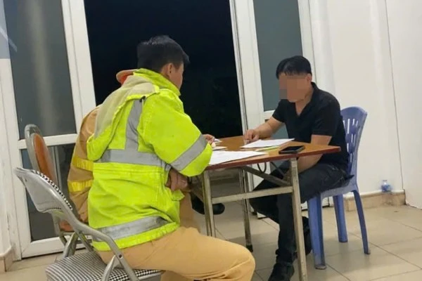 Cán bộ CSGT đường bộ cao tốc số 1 lập biên bản đối với tài xế ô tô đi ngược chiều trên cao tốc.
