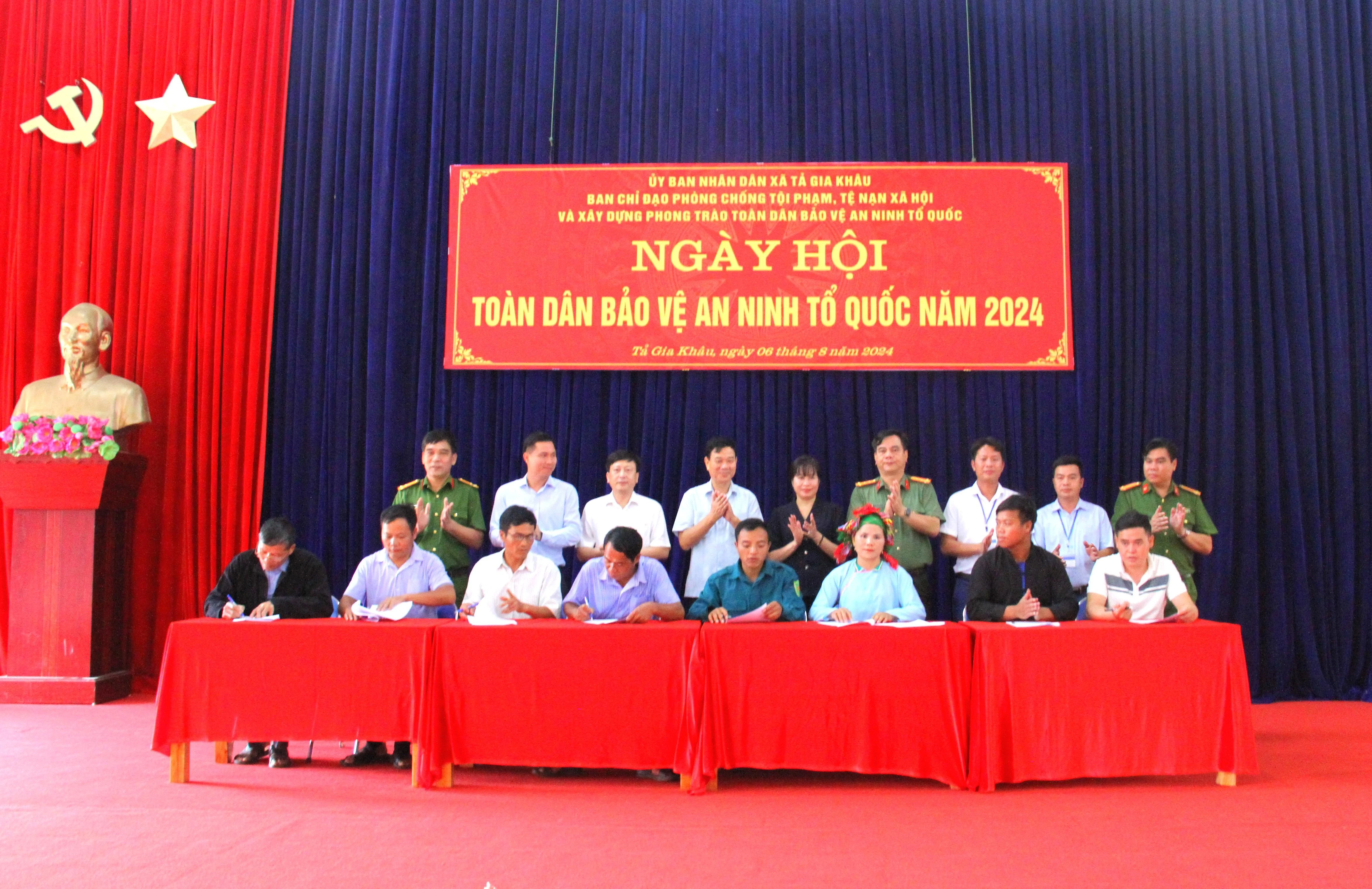 Các thôn ký cam kết tham gia bảo vệ an ninh Tổ quốc.