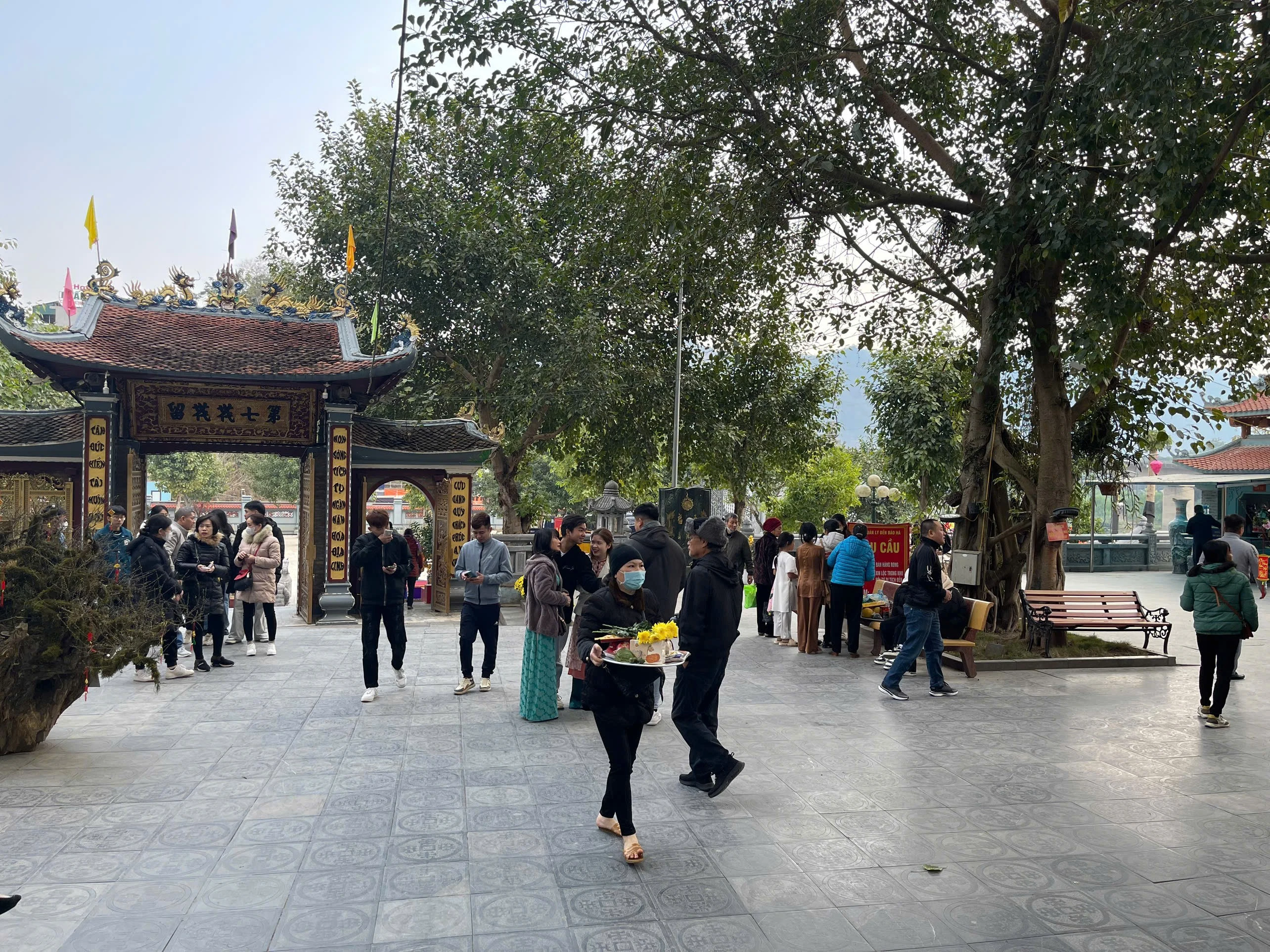 dong-dao-du-khach-toi-tham-quan-chiem-bai-den-bao-ha-copy.jpg