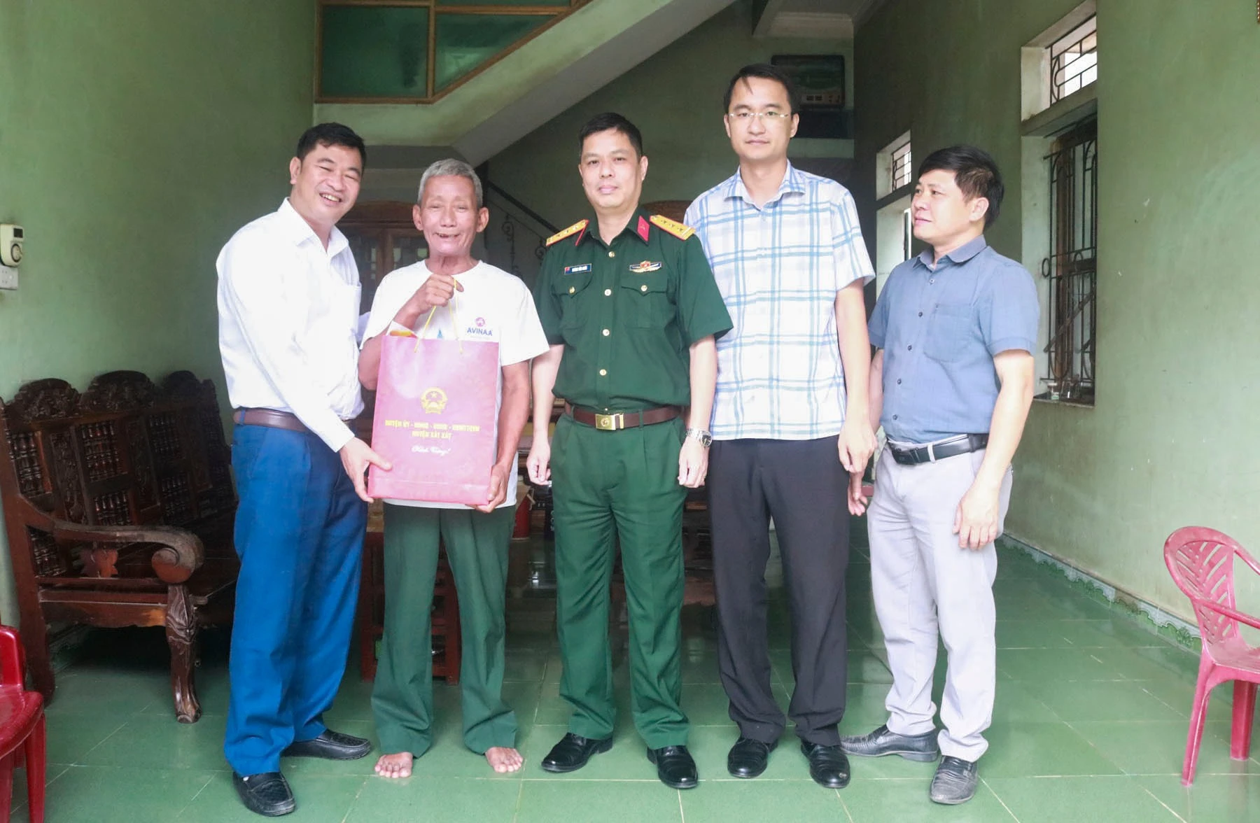 tang-qua-cho-ong-luong-thanh-tieu-thi-tran-bat-xat.jpg