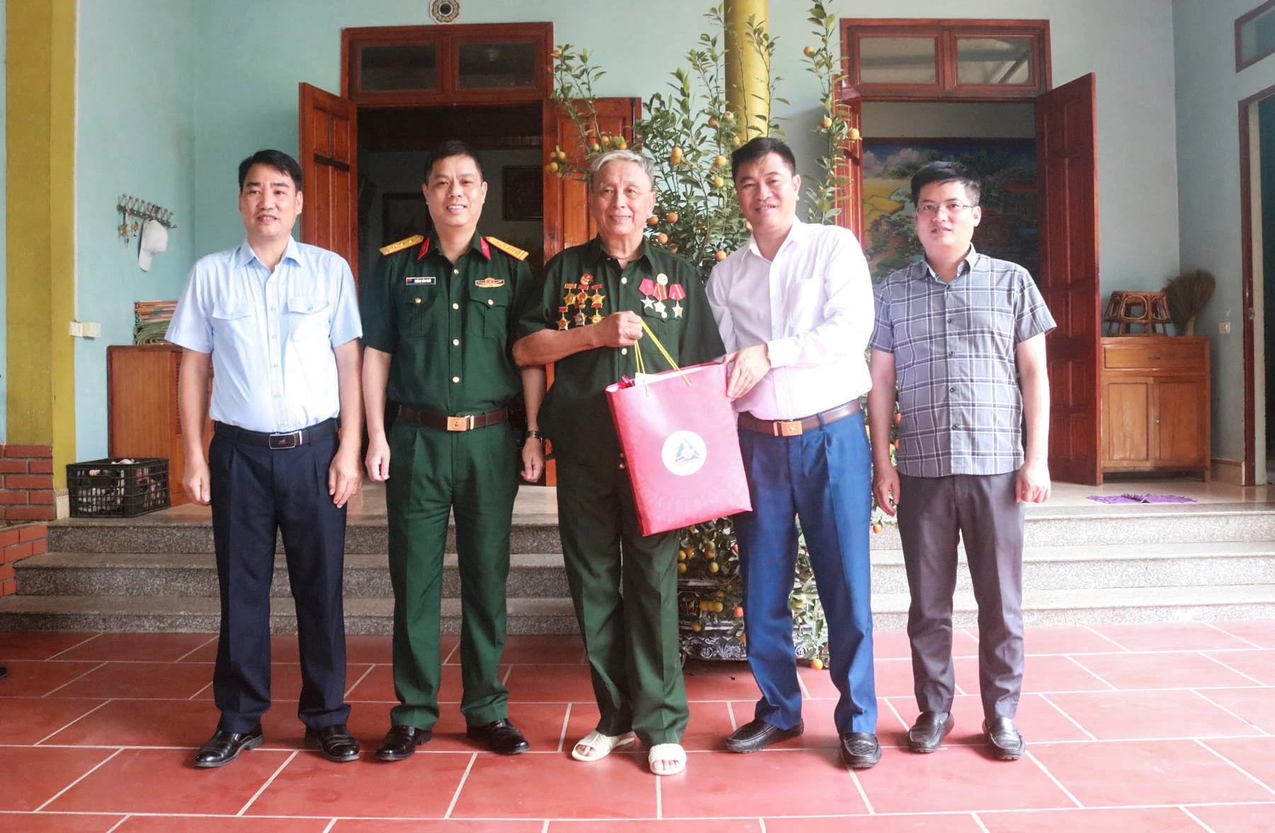 tang-qua-cho-ong-tran-quang-phan-xa-quang-kim.jpg