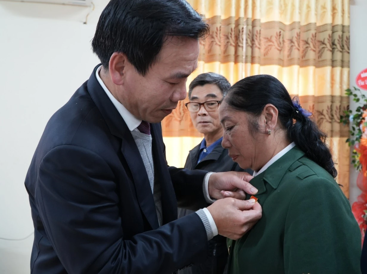 dong-chi-duong-duc-huy-truong-ban-tuyen-giao-tinh-uy-trao-huy-hieu-dang-cho-dang-vien.jpg