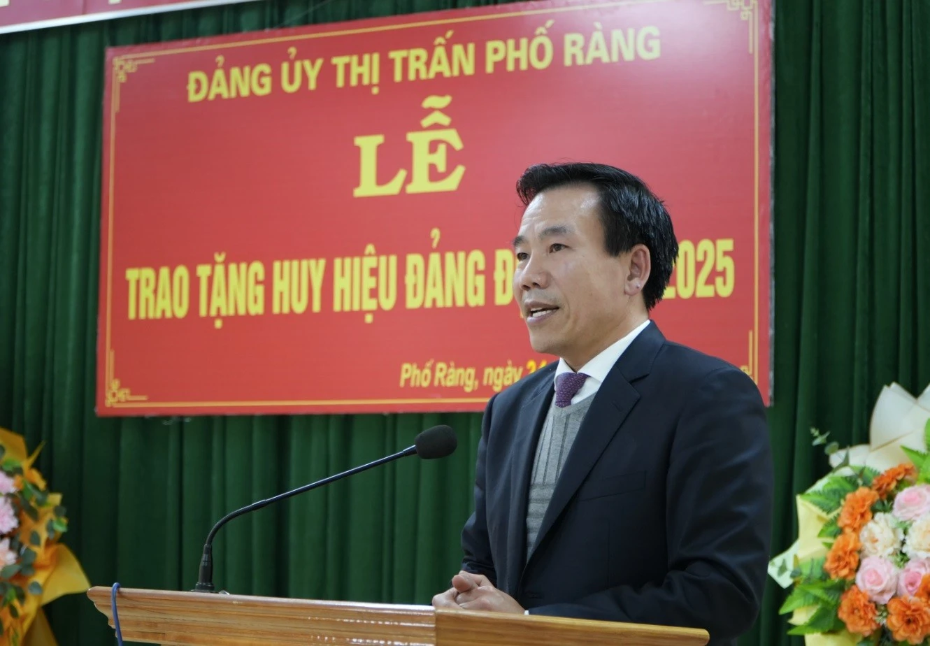 dong-chi-duong-duc-huy-truong-ban-tuyen-giao-tinh-uy-phat-bieu-tai-le-trao-huy-hieu-dang.jpg