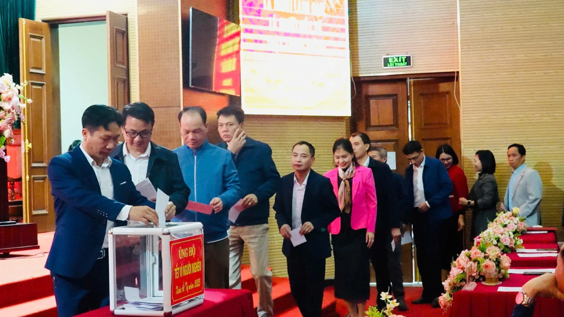 can-bo-cong-chuc-vien-chuc-trong-hyen-tham-gia-ung-ho.jpg