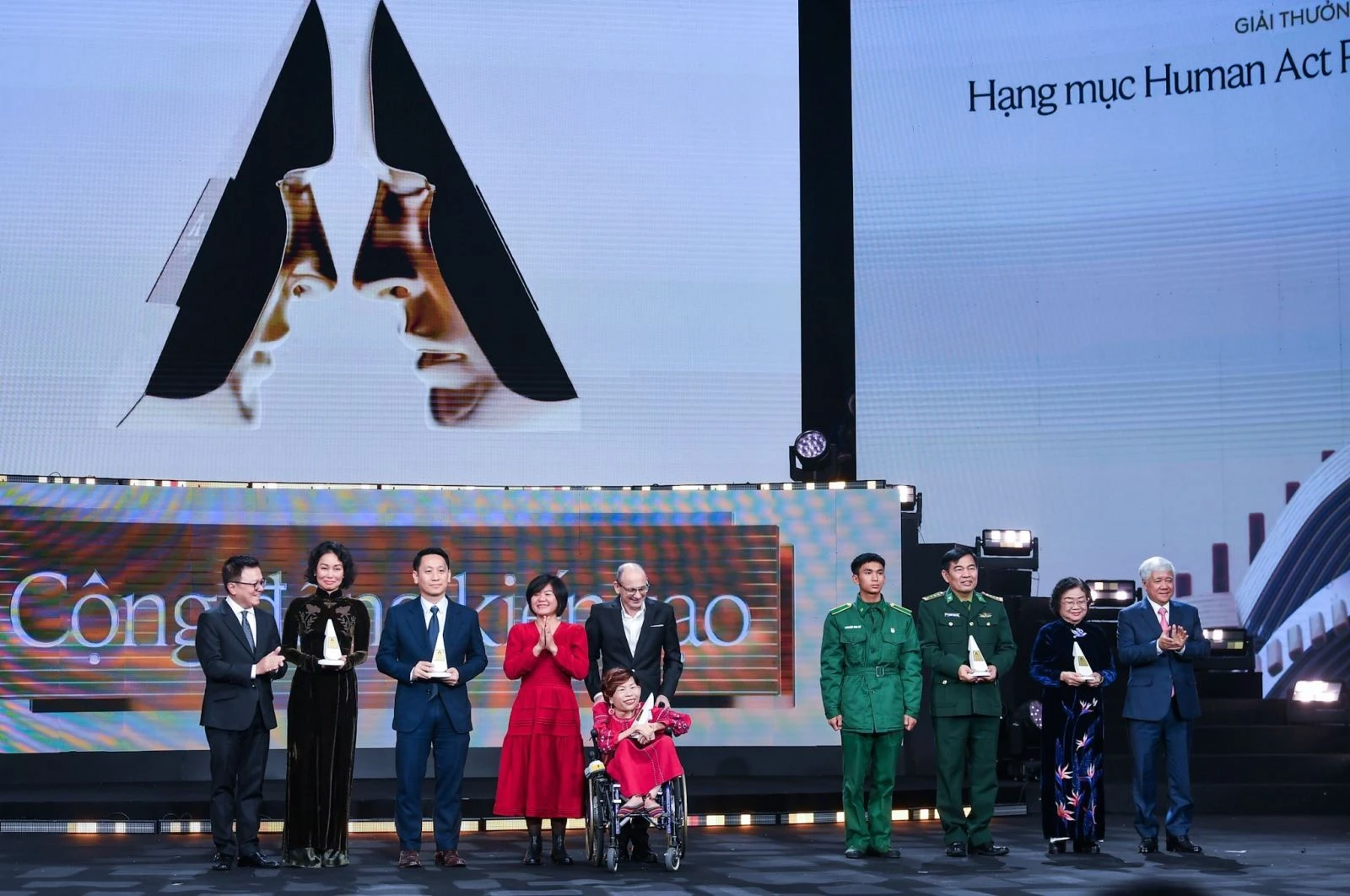 Vinh danh 5 dự án xuất sắc giành Giải Human Act Prize 2024.
