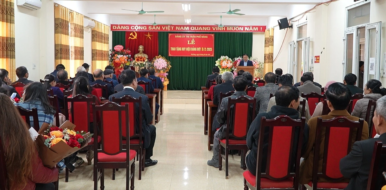 quang-canh-le-trao-huy-hieu-dang-tai-thi-tran-pho-rang.jpg