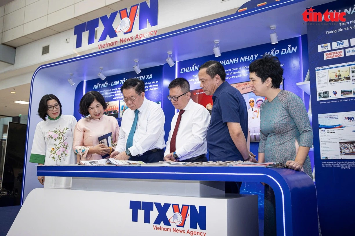 Các đại biểu tham quan gian trưng bày của Thông tấn xã Việt Nam tại Hội báo 2025.